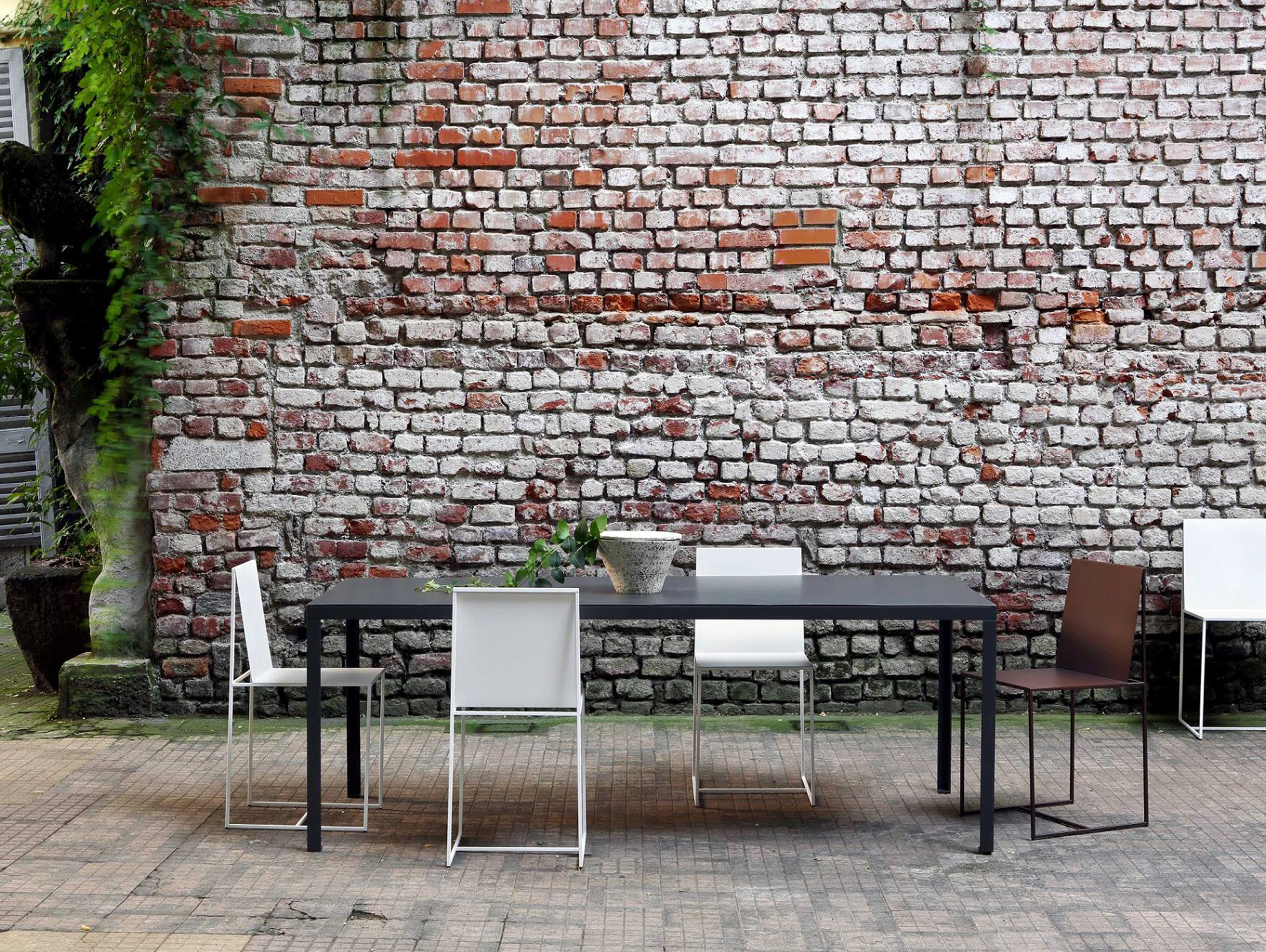 Zeus maurizio peregalli tavalo outdoor gunmetal rectangle lifestyle