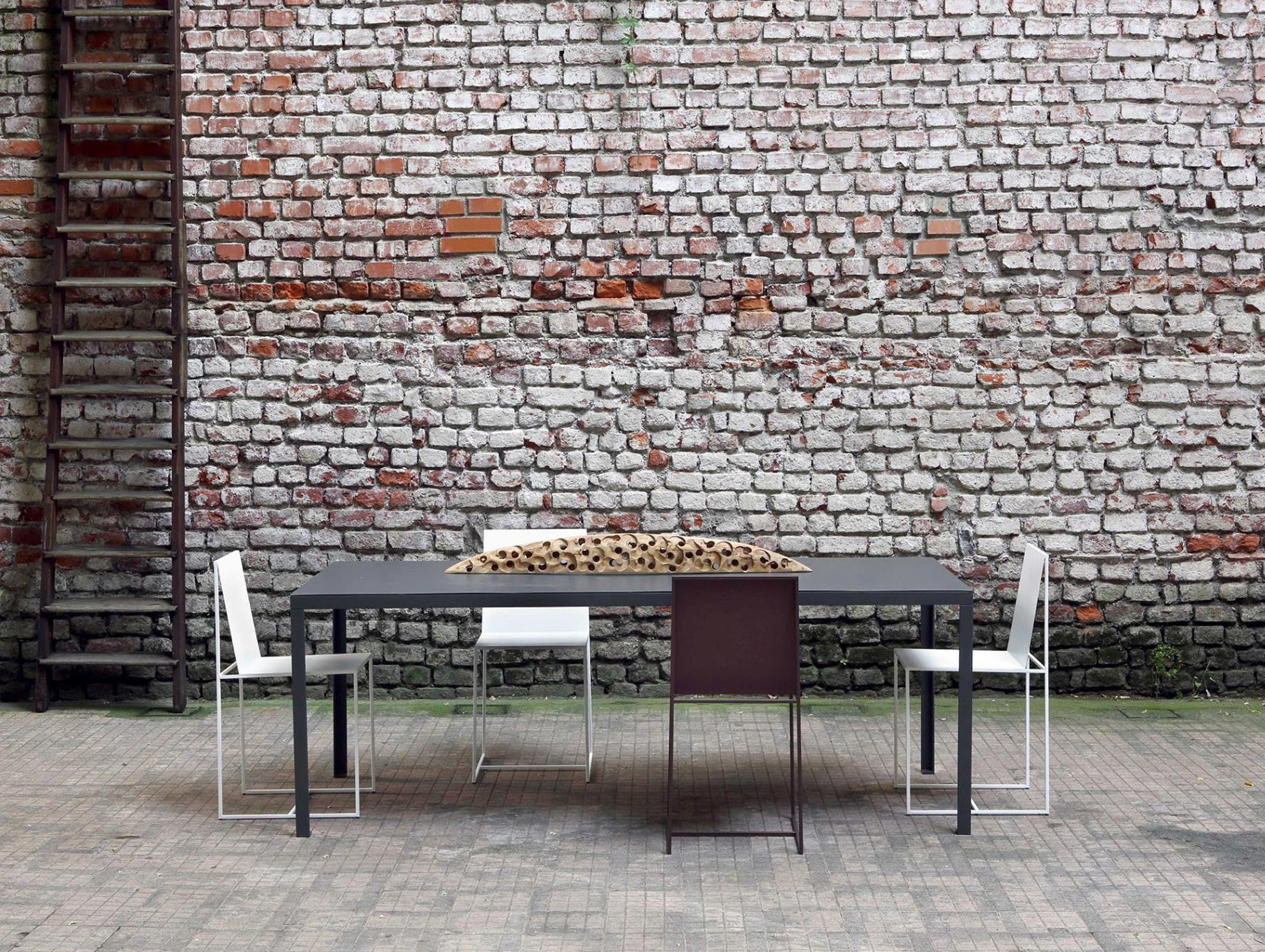 Zeus maurizio peregalli tavalo outdoor gunmetal rectangle lifestyle2