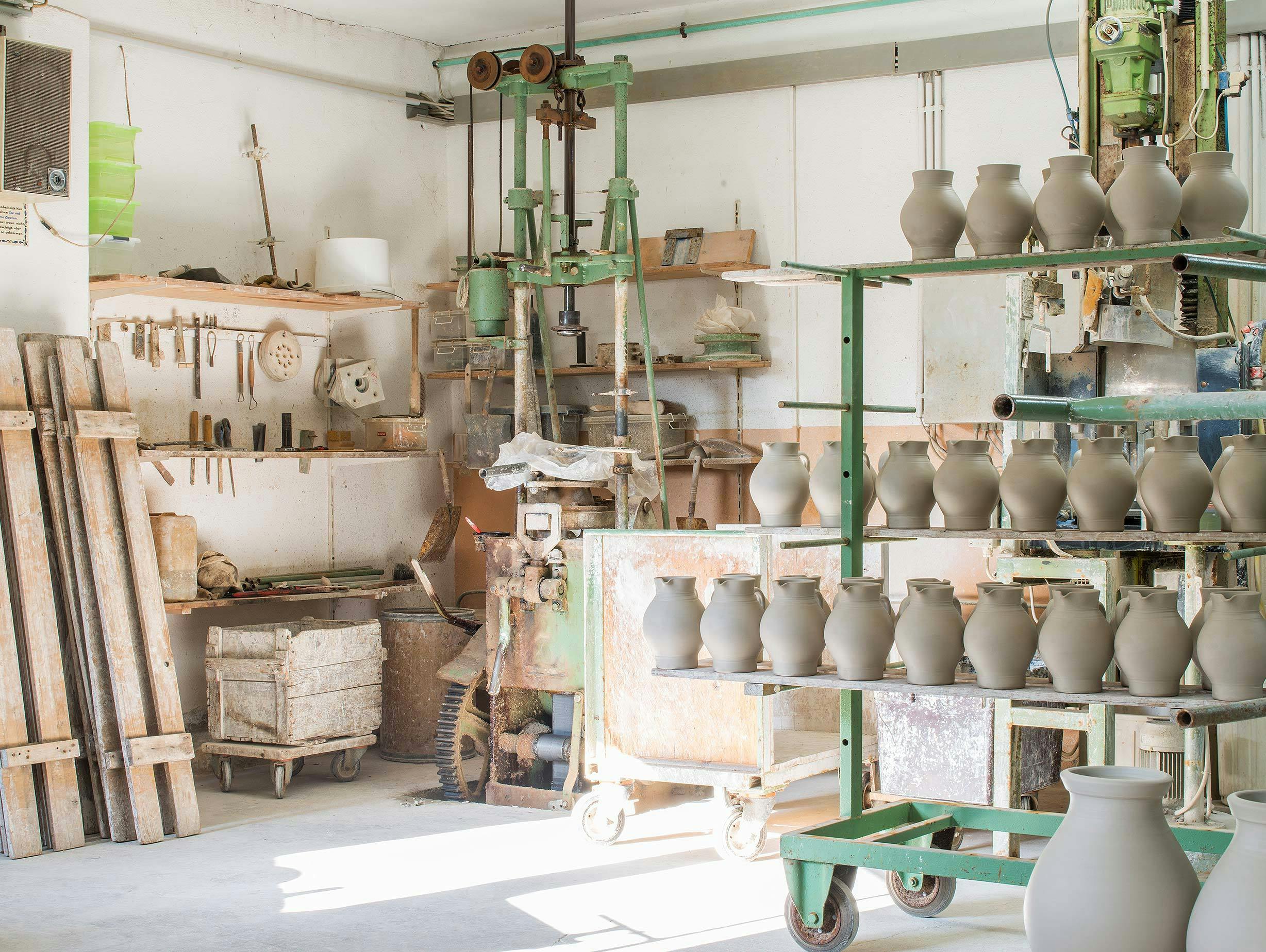Frankfurt Pottery In The Making E15 image
