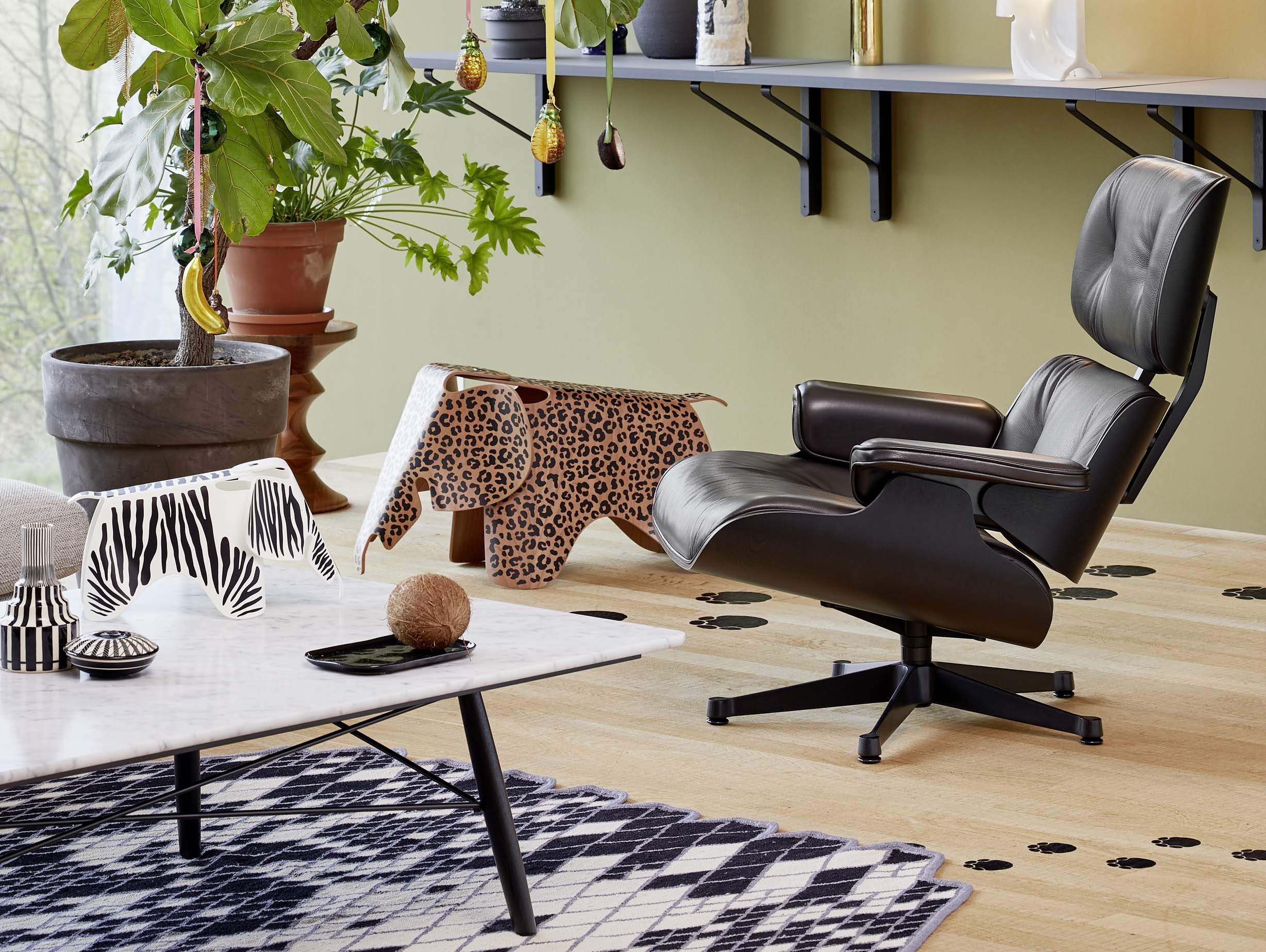 Vitra eames coffee table marble lifestyle 2